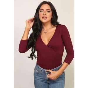 🌸 Burgundy Woman’s Quarter Sleeve Top Low Neck